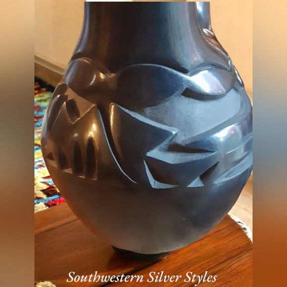 Native American Barbara Martinez Santa Clara Pueblo Hand Curved Wedding Vase - Picture 2 of 4